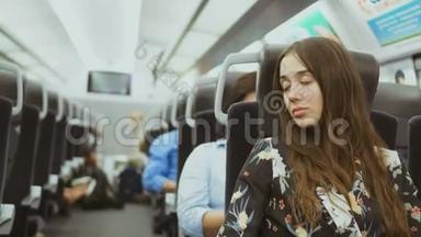 美丽的女人经过长途旅行后，在公共汽<strong>车上</strong>骑累了，试图在路上<strong>睡觉</strong>